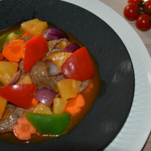 Rindfleisch mit Ananas im Mango Sauce